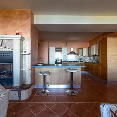 Rosaria Con E Piscina Interna Villa Gioiosa Marea