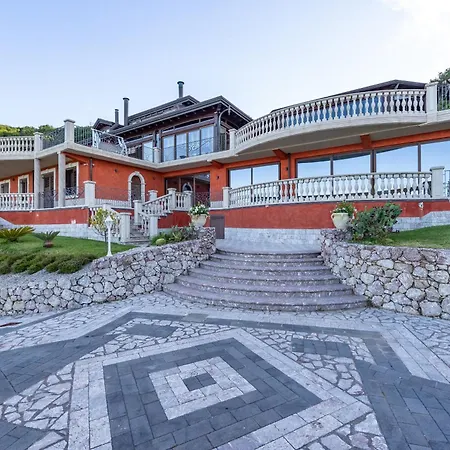 Rosaria Con E Piscina Interna