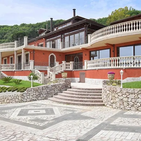 Rosaria Con E Piscina Interna Gioiosa Marea