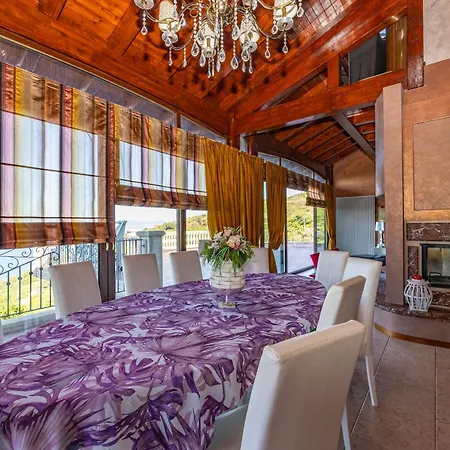 Rosaria Con E Piscina Interna Villa Gioiosa Marea