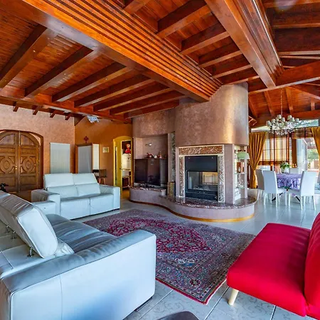 Rosaria Con E Piscina Interna Villa Gioiosa Marea