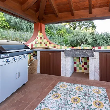 Rosaria Con E Piscina Interna *