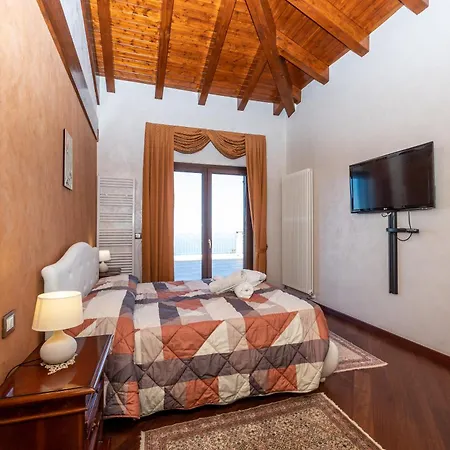 Rosaria Con E Piscina Interna Villa Gioiosa Marea